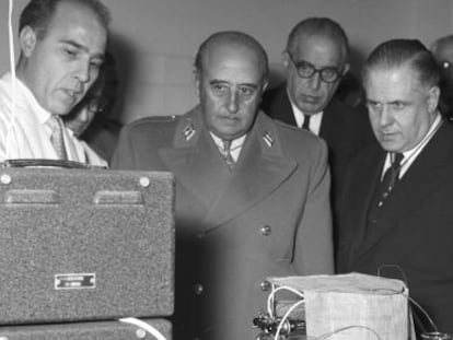 Francisco Franco, en 1958, durante la inauguraci&oacute;n del Instituto de Investigaciones Biol&oacute;gicas del CSIC. 