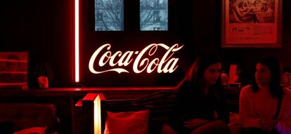 Logotipo de Coca Cola en un evento en París.
