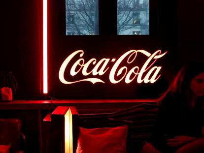 Logotipo de Coca Cola en un evento en Par&iacute;s. 