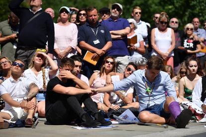 Una multitud reacciona mientras son proyectadas las fotografías de las víctimas frente a la Catedral de Manchester. 