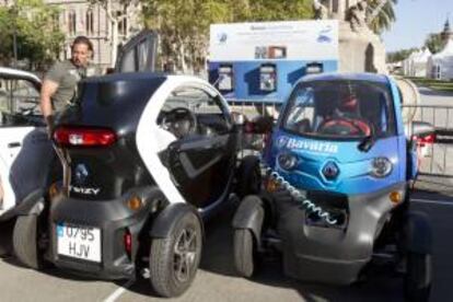 Dos modelos de vehículos electricos en una calle de Barcelona. EFE/Archivo