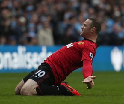 Wayne Rooney celebra el primer gol de su equipo.