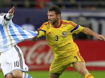 Rat puja por un balón con Messi en un partido internacional.