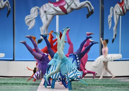 Dancers perform during the opening ceremony prior to the kick-off of the Euro 2016 group A football match between France and Romania at Stade de France, in Saint-Denis, north of Paris, on June 10, 2016. / AFP PHOTO / FRANCK FIFE