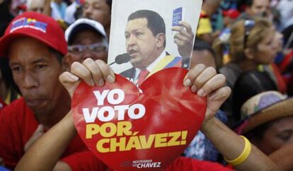 Una seguidora de Ch&aacute;vez, ante la Asamblea Nacional el pasado s&aacute;bado.