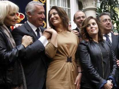 Te&oacute;fila Mart&iacute;nez (alcaldesa de C&aacute;diz), Javier Arenas (l&iacute;der del PP andaluz), Carmen Crespo (delegada del Gobierno en Andaluc&iacute;a), Luis Rogelio Rodr&iacute;guez (alcalde de Almer&iacute;a), la vicepresidenta Santamar&iacute;a y los alcaldes de Sevilla (Juan Ignacio Zoido) y M&aacute;laga (Francisco de la Torre)