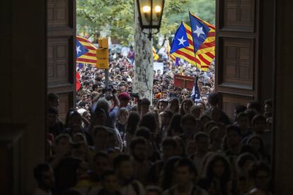 En la lectura d'un manifest, els estudiants concentrats han mostrat el seu rebuig a l'actuació de l'Estat, i han defensat que no hi ha marxa enrere i que el referèndum convocat per a l'1 d'octubre "no es pot aturar" i és l'única sortida democràtica.