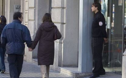 El vigilante de seguridad abandonó durante casi una hora la fábrica que debería estar vigilando