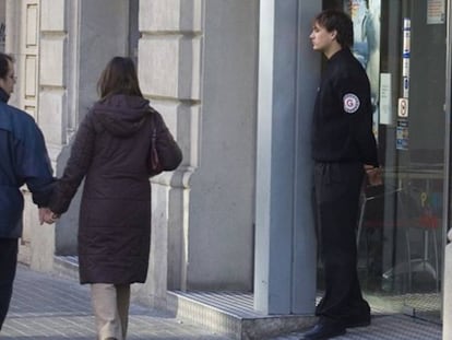 El vigilante de seguridad abandonó durante casi una hora la fábrica que debería estar vigilando