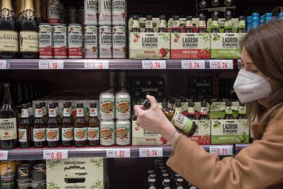 Lineal en un supermercado de Madrid con diferentes marcas de cider.