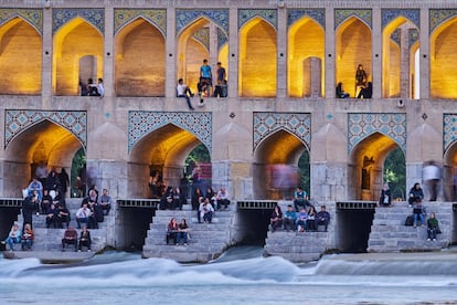 Cuando llueve poco, el río Zayandeh no necesita puente para ser cruzado; algunos años incluso se seca por completo a su paso por Isfahán, ciudad de la mítica Ruta de la Seda. Con o sin agua este elegante palacio de recreo, pues fue construido hacia 1650 por el Sha Abbas para que su familia pudiera bañarse, merece una visita. Este pórtico de 110 metros de largo y dos pisos con arcos islámicos de alto todavía es un lugar frecuentado, con lugareños a la sombra de los nichos. También sirve como presa, pues cuando baja agua es capaz de detener su paso. El puente de Khaju está al sureste del centro de <a href="https://elviajero.elpais.com/elviajero/2016/09/13/actualidad/1473760932_451790.html" target="_blank">Isfahán</a> y probablemente sea el más bonito de la ciudad, pero hay otros interesantes como el de Si-o-Seh Pol, construido a finales del siglo XVI y que actualmente es un popular lugar de reunión para ver la puesta de sol bajo los arcos. O el puente de Pol-e-Shahrestan, el más antiguo de Isfahán, del siglo XII, a las afueras de la ciudad.