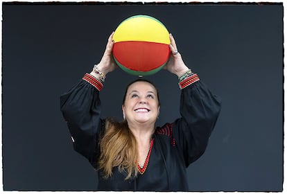 Anabella Giracca, escritora, educadora y política guatemalteca, es la actual ministra de Educación y autora de cinco novelas publicadas por Alfaguara.