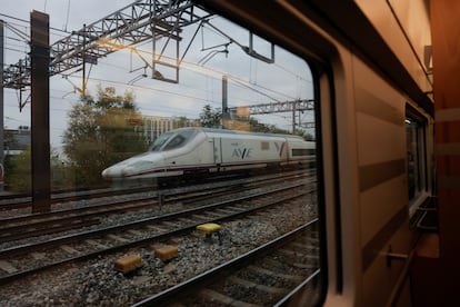 Imagen de un tren de alta velocidad de Talgo.