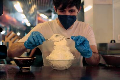 Parte de la elaboración manual del 'kakigori' en Panda Patisserie.