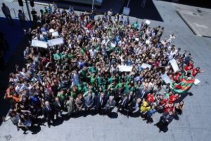 Los finalistas de la duodécima edición de 'El País de los Estudiantes' posan junto a los responsables del periódico.