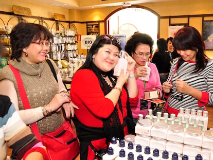 Turistas asiáticas en una tienda de cosmética en Madrid