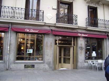 Desde 1887, esta mítica cafetería se situaba en la glorieta de Bilbao y reunía a escritores, políticos y numerosos ciudadanos, tal y como describía Pérez Galdós. De repente, y sin previo aviso, el 27 de julio cerró sus puertas, poniendo fin más de 100 años de servicio. El madrileño barrio de Malasaña ha perdido su café más emblemático.