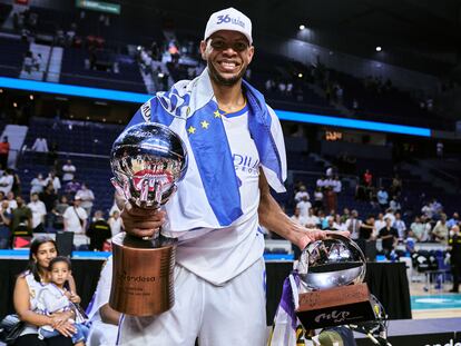 Tavares con el trofeo de campeón de la ACB y el de MVP de la final después del partido decisivo ante el Barcelona el pasado domingo.