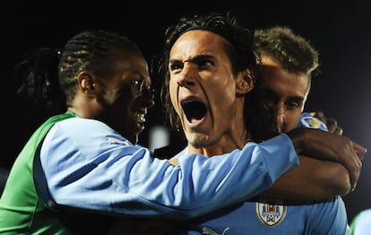 Cavani celebra su gol, el tercero de Uruguay a Argentina