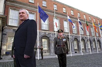 El primer ministro irlandés, Bertie Ahern, ayer en el Castillo de Dublín.