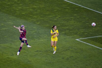 La estadounidense Megan Rapinoe, a la izquierda, anota el segundo gol de su equipo contra Australia durante el partido de fútbol femenino por la medalla de bronce.