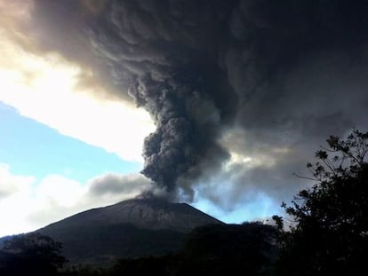 El volc&aacute;n Chaparrastique expulsa ceniza al este de El Salvador