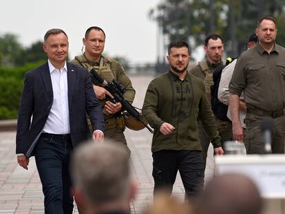 A la izquierda, el presidente de Polonia, Andrezj Duda, con el de Ucrania, Volodímir Zelenski, en Kiev.