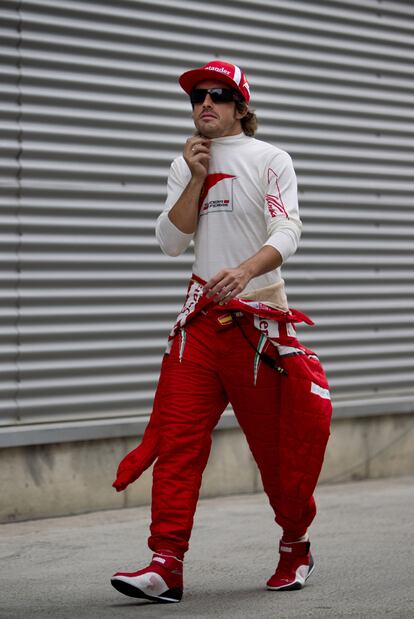 El piloto asturiano, que ha marcado el mejor tiempo en los entrenamientos, pasea por el circuito de Valencia.