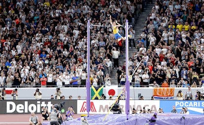 Armand Duplantis tras superar la marca de 6,30 metros en salto de pértiga.