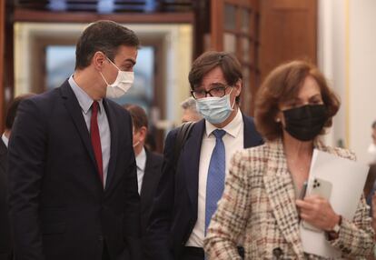 El presidente del Gobierno, Pedro Sánchez, el ministro de Sanidad, Salvador Illa, y la vicepresidenta primera del Gobierno, Carmen Calvo, a su llegada a una sesión de control al Gobierno en el Congreso de los Diputados, este miércoles en Madrid, (España).