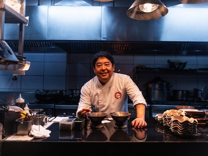 El chef Mitsuharu Tsumura en la cocina de Maido.