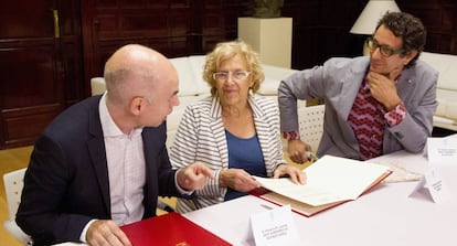 La alcaldesa de Madrid, Manuela Carmena, con Felipe Llamas (derecha) y Horario Rodr&iacute;guez Larreta. 