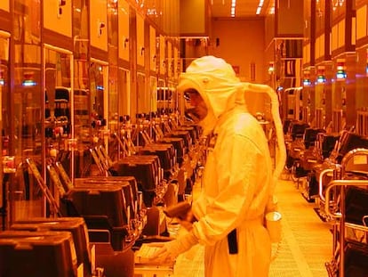 Un ingeniero hace comprobaciones en la nueva fábrica de Intel en Leixlip (Irlanda).