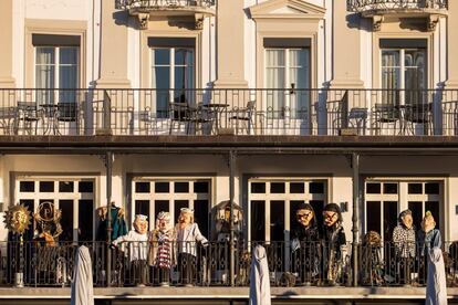 Varias personas disfrazadas se asoman a los balcones de un edificio en el primer día de carnaval en Lucerna (Suiza), el 28 de febrero de 2019.