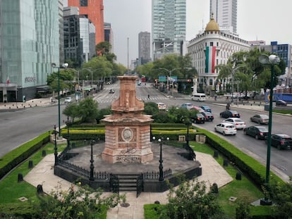 Vista de la glorieta donde se ubicaba la estatua de Colón sobre el Paseo de la Reforma en Ciudad de México.