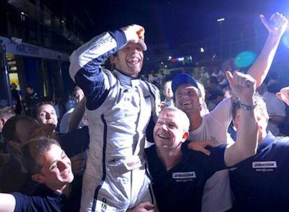 Mecánicos del equipo  Brawn festejan con Jenson Buttton su victoria en Australia.