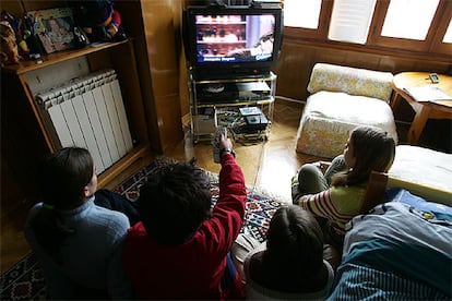 Unos niños viendo la televisión.