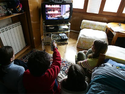 Unos niños viendo la televisión.