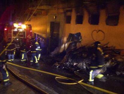 Los bomberos trabajan en las extinción de las llamas, que han arrasado el almacén de la tienda de muebles.