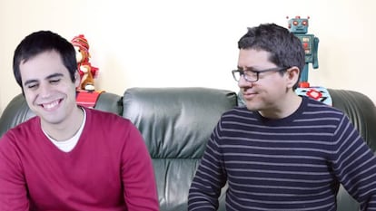 Martí Montferrer, de Cdeciencia (izquierda) y Aldo Bartra, de El Robot de Platón, los 'youtubers' de ciencia en español con más seguidores.