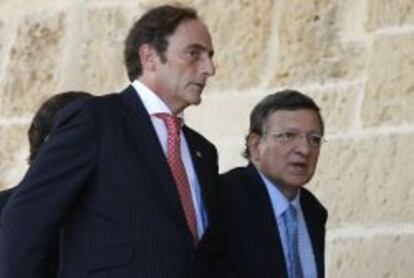 El ministro de Asuntos Exteriores de Portugal, Paulo Portas, junto al presidente de la CE, Jose Manuel Durao Barroso.