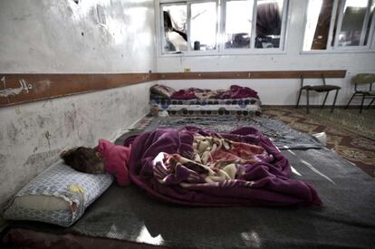 Un niña palestina duerme en una de las escuelas que Naciones Unidas tiene en la franja de Gaza, que sufrió daños durante el enfrentamiento. Precisamente, la ONU y varias ONG han lamentado que se hayan reanudado los lanzamientos de cohetes esporádicos por parte de los grupos armados palestinos hacia Israel, lo que les impide trabajar con normalidad.