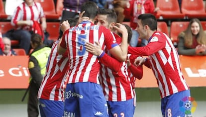 Los jugadores del Sporting celebran el segundo gol al Mirandés.