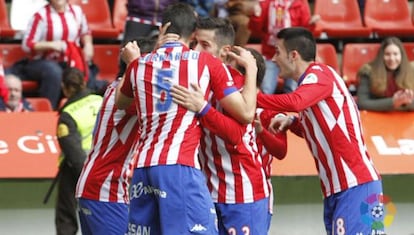 Los jugadores del Sporting celebran el segundo gol al Mirand&eacute;s.