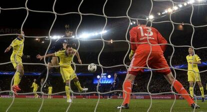 Courtois antes de parar un testarazo de Ibrahimovic.