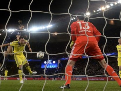 Courtois antes de parar un testarazo de Ibrahimovic.