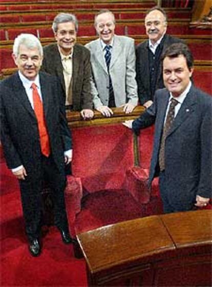 Los candidatos a la presidencia de la Generalitat han posado juntos en el Parlament de Cataluña.