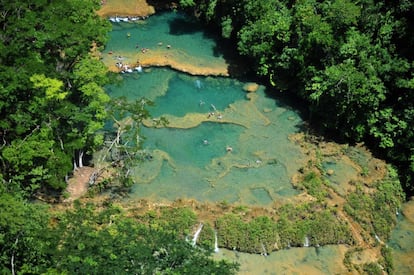 Vista aérea de las pozas de Semuc Champey, al norte de Guatemala.