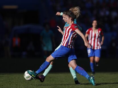 La jugadora del FC Barcelona, Leila, intenta quitar la pelota a la atlética, Maria León.
