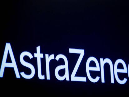 Logo de AstraZeneca, en la Bolsa de Nueva York.